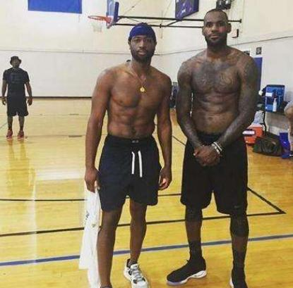 背对球场 背对球场